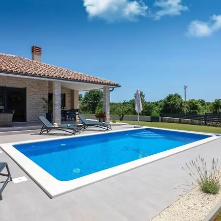 Mit Privatpool Fuer 6 Personen Ca 110 Qm In Belavici, Istrien Bucht Von Rasa *