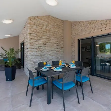 Mit Privatpool Fuer 6 Personen Ca 110 Qm In Belavici, Istrien Bucht Von Rasa Feriehus