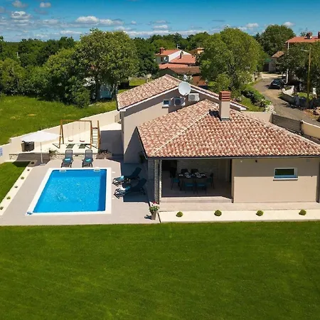 Mit Privatpool Fuer 6 Personen Ca 110 Qm In Belavici, Istrien Bucht Von Rasa * Hreljići