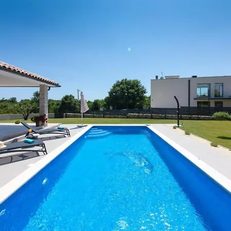 Mit Privatpool Fuer 6 Personen Ca 110 Qm In Belavici, Istrien Bucht Von Rasa