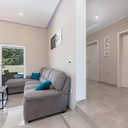 Mit Privatpool Fuer 6 Personen Ca 110 Qm In Belavici, Istrien Bucht Von Rasa