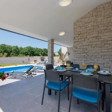 Mit Privatpool Fuer 6 Personen Ca 110 Qm In Belavici, Istrien Bucht Von Rasa * Hreljici