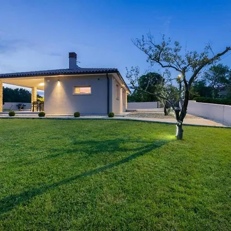 Holiday home Mit Privatpool Fuer 6 Personen Ca 110 Qm In Belavici, Istrien Bucht Von Rasa *