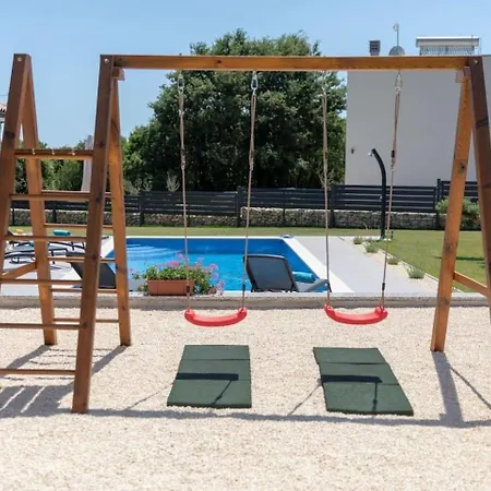 Mit Privatpool Fuer 6 Personen Ca 110 Qm In Belavici, Istrien Bucht Von Rasa