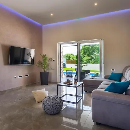 Mit Privatpool Fuer 6 Personen Ca 110 Qm In Belavici, Istrien Bucht Von Rasa Holiday home Hreljici