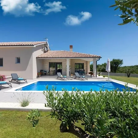 Mit Privatpool Fuer 6 Personen Ca 110 Qm In Belavici, Istrien Bucht Von Rasa *
