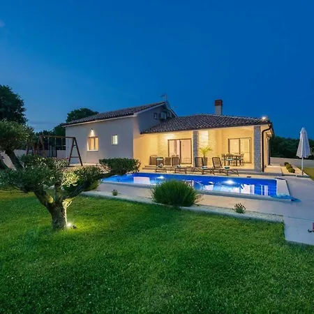 Holiday home Mit Privatpool Fuer 6 Personen Ca 110 Qm In Belavici, Istrien Bucht Von Rasa