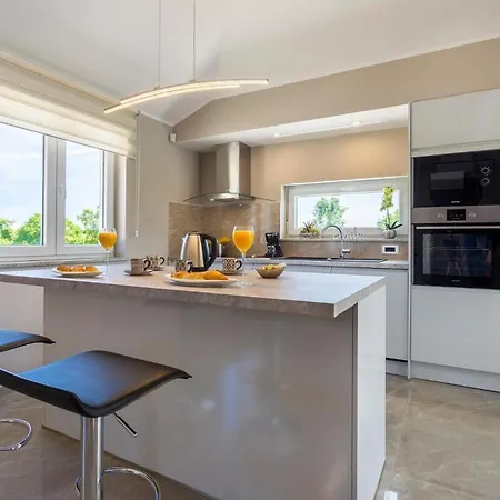 Mit Privatpool Fuer 6 Personen Ca 110 Qm In Belavici, Istrien Bucht Von Rasa Hreljici