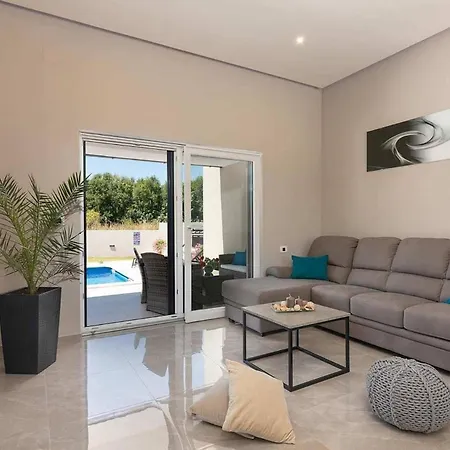 Mit Privatpool Fuer 6 Personen Ca 110 Qm In Belavici, Istrien Bucht Von Rasa