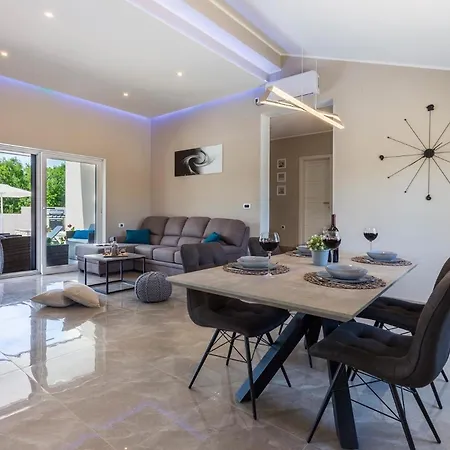 Mit Privatpool Fuer 6 Personen Ca 110 Qm In Belavici, Istrien Bucht Von Rasa Holiday home